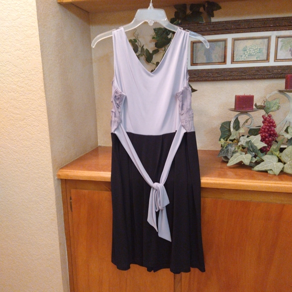 Enfocus Studio Black Gray Rosette Sleeveless V-neck Cocktail Dress Size 14P db - Picture 3 of 4